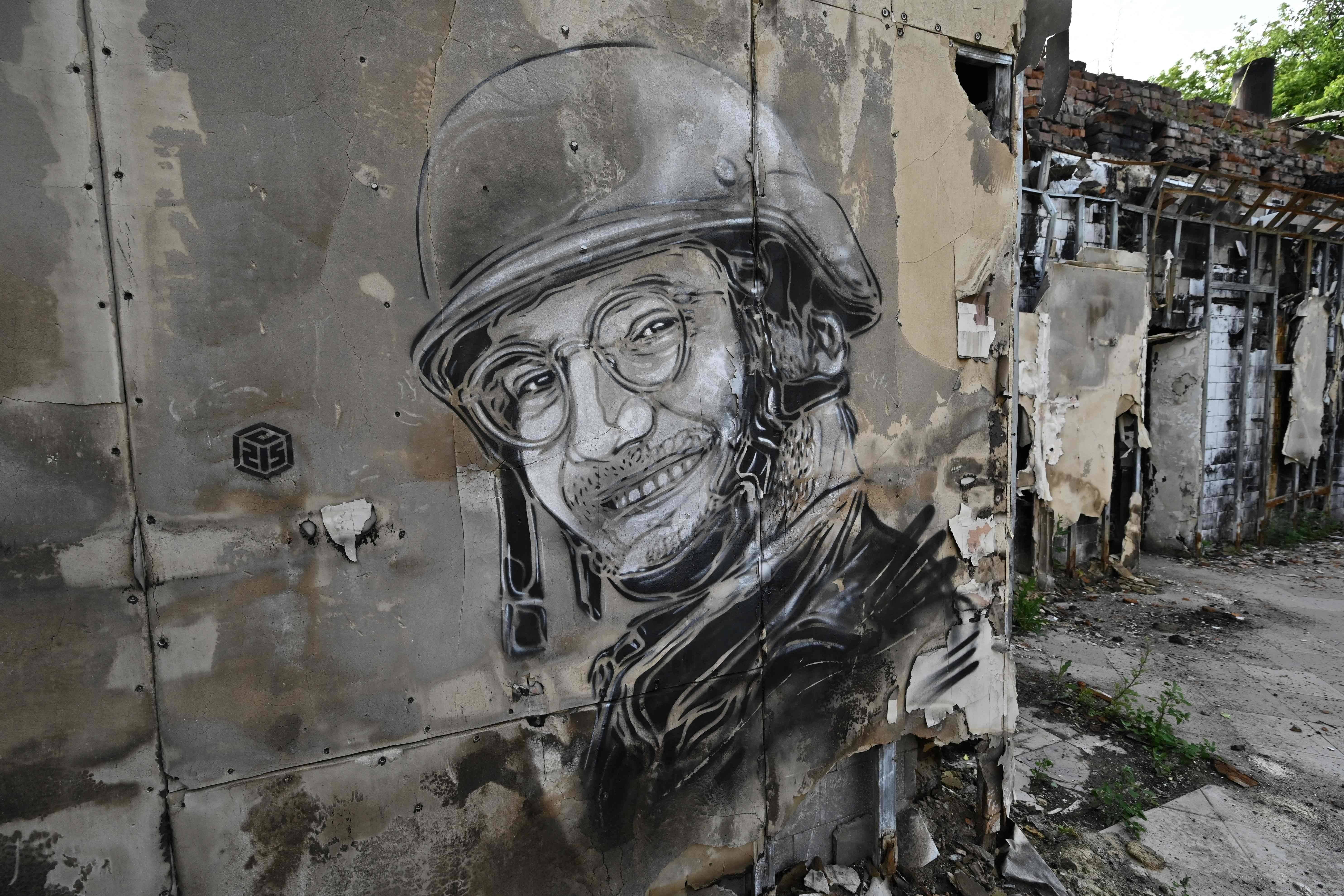 Un portrait d'Arman Soldin, sur un mur d'un village de la région de Tchernihiv. — © GENYA SAVILOV / AFP