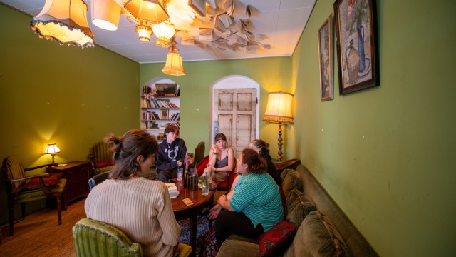 Café Lozzi: The cultural program takes place in the adjoining room.