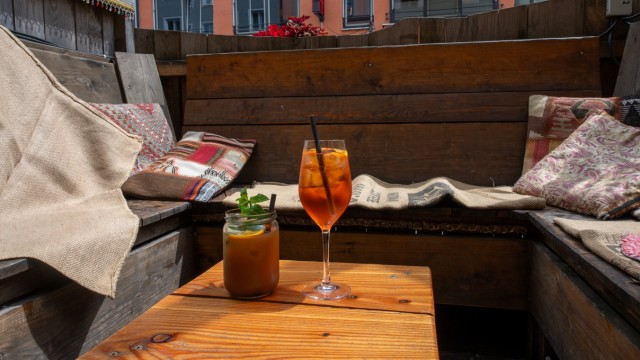 Café Lozzi: An iced tea can offer refreshment during the day and a drink in the evening.