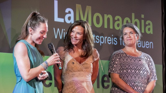 Five for Munich: The LaMonachia Awards Ceremony, v.  left: Christina Ramgraber, Catherine Demeter and Günes Seyfarth.