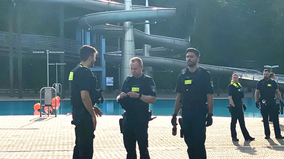 Police operation in the Columbiabad outdoor pool in Berlin-Neukölln in June.
