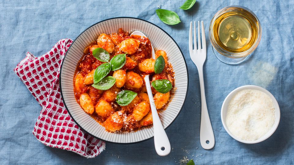 Intermittent fasting: Gnocchi with tomato sauce are on a plate