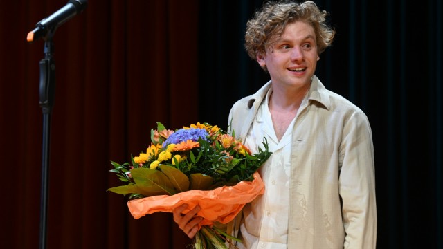 Residenztheater: The young Austrian Johannes Nussbaum has to wipe the tears from his face, on stage he appears overwhelmed.  He also received an award.