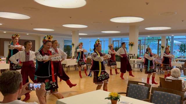Between worlds: With their performance in a Munich BRK retirement home, the dancers give an insight into Ukrainian culture.