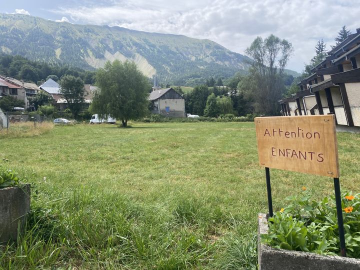 While in the village of Vernet (Alpes-de-Hautes-Provence), it is common to see children playing without the accompaniment of adults, a sign indicates their presence to encourage vigilance, July 18, 2023. (ELOISE BARTOLI / FRANCEINFO)