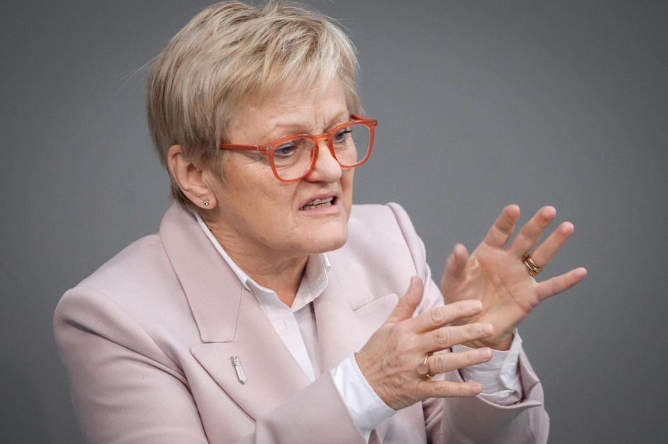 Renate Künast, a woman with glasses, gestures