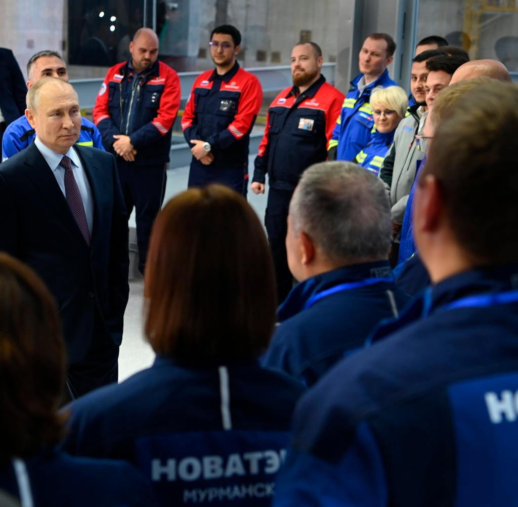 Wladimir Putin spricht mit Mitarbeitern des Energiekonzerns Nowatek in Murmansk, einem Standort der russischen Nordmeerflotte