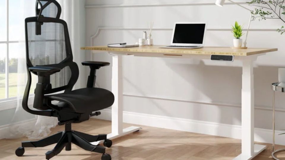 A height-adjustable desk that doesn't spoil the character of the home