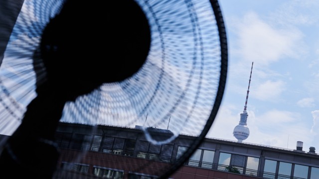 Heat wave in Europe: In a Berlin apartment, the fan is running in front of the window.  It shouldn't be that hot at the weekend.