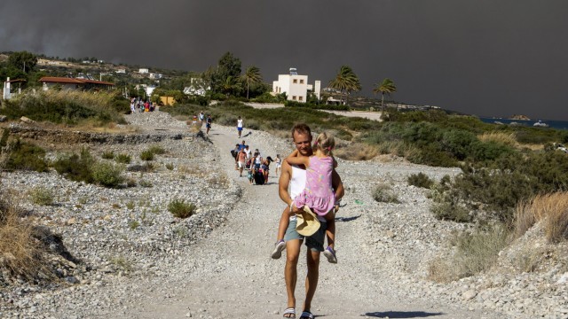 Greece: Tourists and locals have to flee.