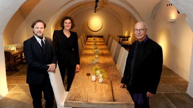 Luxury hotels in Munich: Hotel owner Innegrit Volkhardt with (from left) site manager Gregor Baur and interior designer Axel Vervoordt in 2019 in the completely renovated restaurant "Palace basement" in the historic Salzstadl in the basement of the Palais Montgelas.