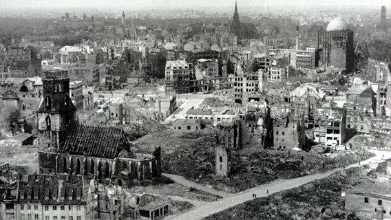 View of the destroyed inner city of Hanover after the bombing of 1943 © picture alliance/dpa Photo: Historical Museum Hanover
