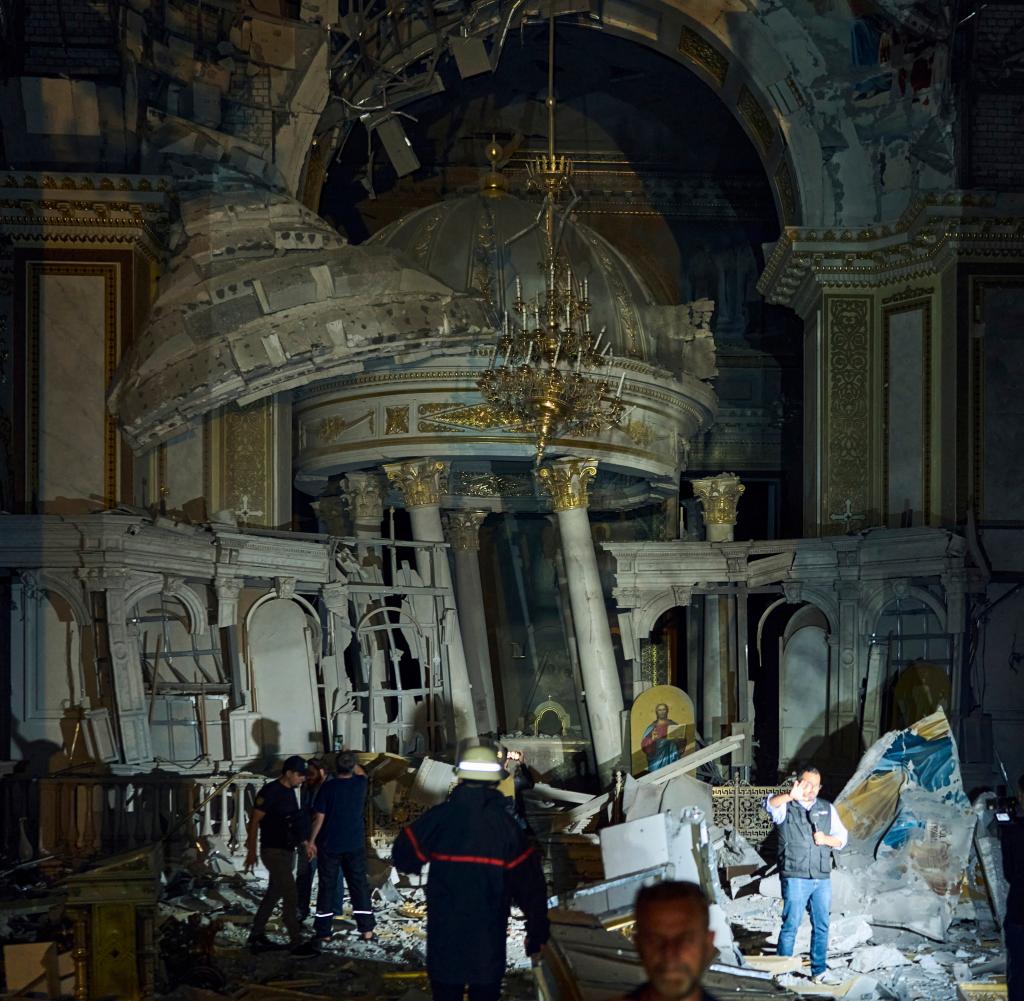Das Innere der Verklärungskathedrale von Odessa, die bei einem Raketenangriff schwer beschädigt wurde