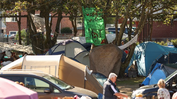 The tents of the protest camp are in the center of Westerland on Sylt.  Flea market stalls can be seen in the foreground.  © picture alliance/dpa Photo: Bodo Marks