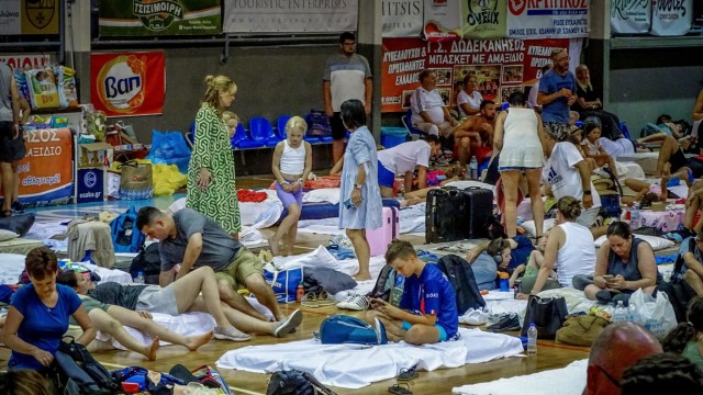 Fires in the Mediterranean: Emergency camps: Many tourists and locals also spent the night on Monday in gyms.