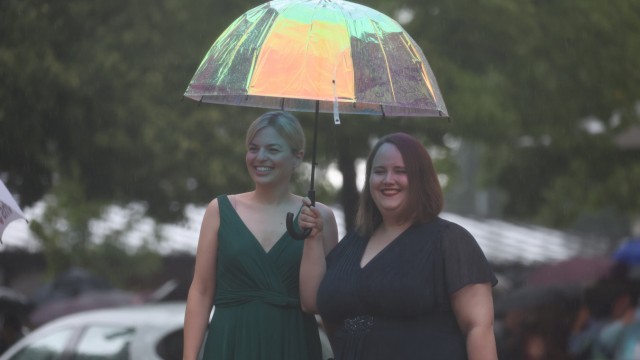 Richard Wagner Festival: Under one umbrella: Green party leader Ricarda Lang (right) and the Bavarian Green party leader Katharina Schulze.