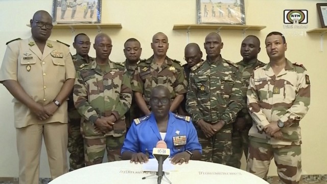 Putsch in Niger: Die Fernsehansprache der Militärs um Oberst Amadou Abdramane.