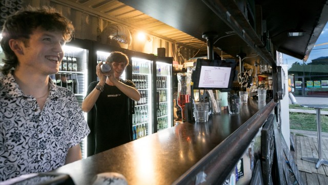 Minna Thiel: Die Barkeeper bei der Arbeit, doch manche Getränke müssen die Gäste selber mixen.
