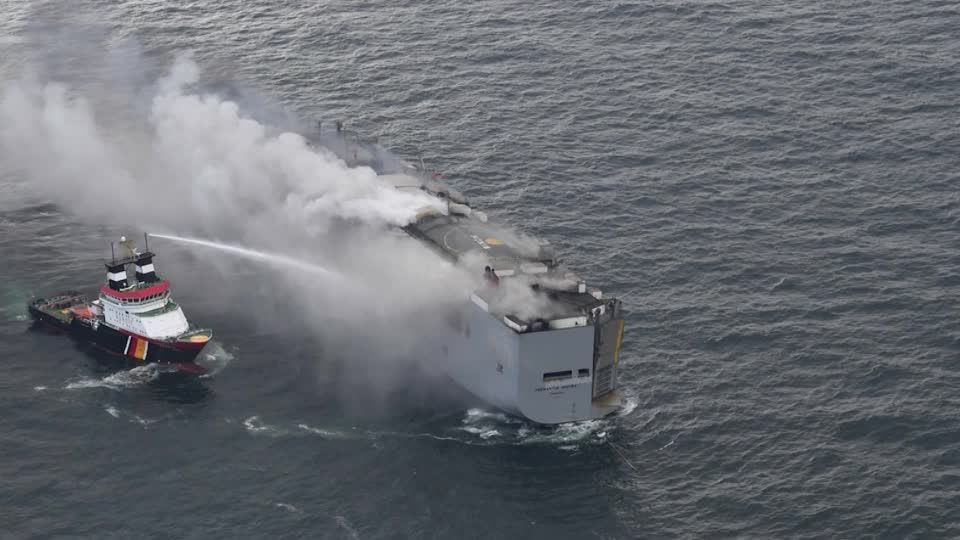 "Fremantle Highway": "Die große Angst ist das Öl": Was der Nordsee beim Bruch des brennenden Autofrachter droht