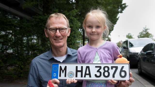 Neue Autokennzeichen: Ingo Angebrandt meldet mit Tochter Anika Hartmann ein Nummernschild für seine Frau an.