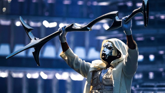 The Weeknd im Münchner Olympiastadion: Vor einem dystopischen Abbild Manhattans beschwört The Weeknd die Massen mit einem Mikroständer, der wohl einem Klingonen-Kampfgerät nachempfunden ist (hier in Nizza).