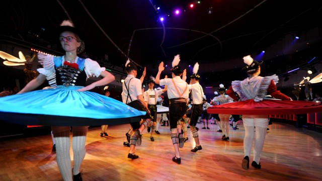 Oktoberfest 2023: Traditionl dancing at "Oide Wiesn".