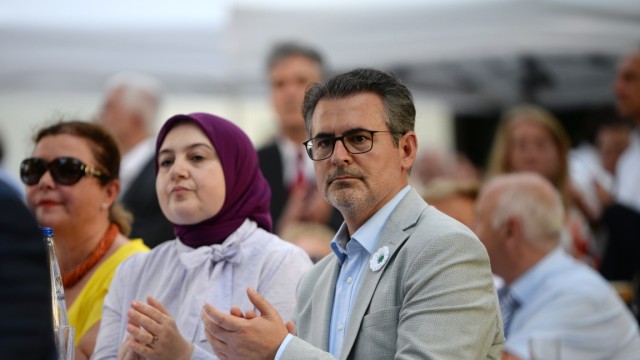 Scenario: Attentive listeners: Imam Benjamin Idriz with his wife.