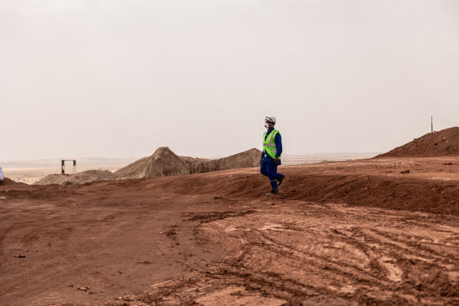 Un ouvrier dans la mine d’Akouta, près d’Arlit (Niger), fermée depuis 2021, appartenant au groupe français Orano (ex-Areva), le 8 mars 2023.