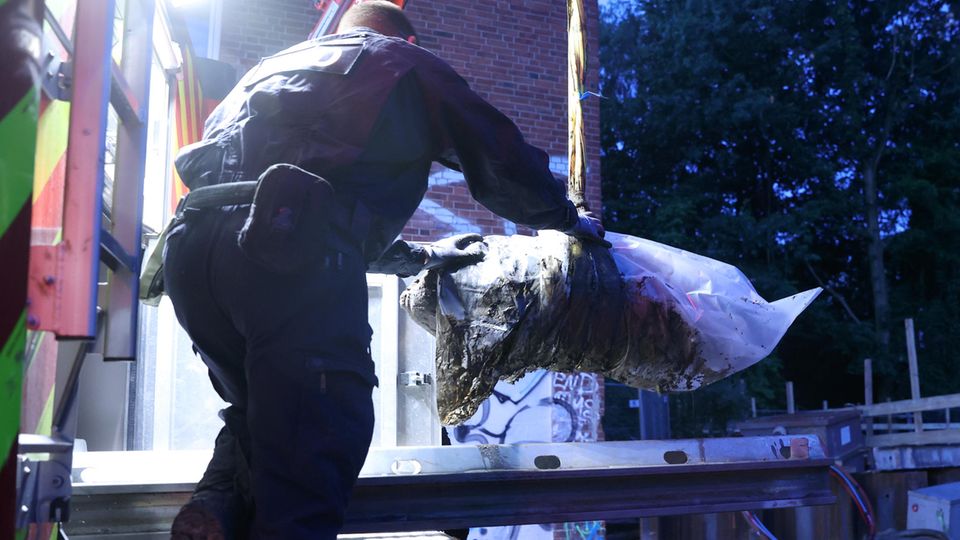 Hamburg: Mitarbeiter vom Kampfmittelräumdienst verladen die entschärfte Bombe in ein Spezialfahrzeug