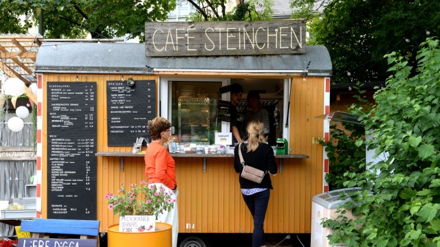 Café Steinchen: Am Kiosk holen die Gäste Essen, Kaffee, Drinks oder Eis.