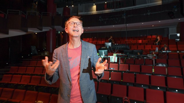 Dispute over bank towers: Daniel Nicolai, director, is on the stage of the English Theater Frankfurt.