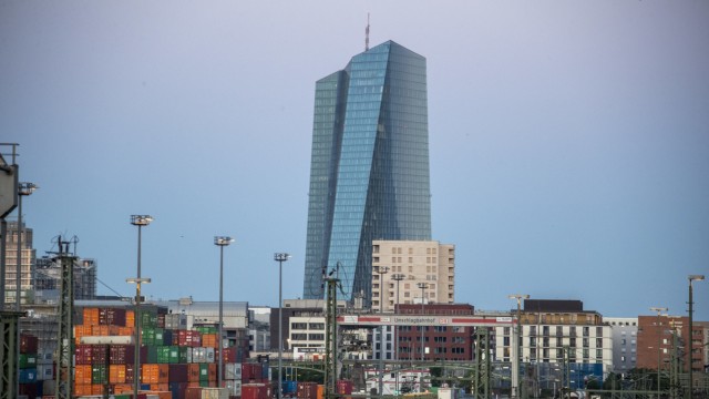 Geldpolitik: Die Zentrale der Europäischen Zentralbank (EZB) am frühen Morgen. Die Notenbank hat in den vergangenen zwölf Monaten die schnellste Zinswende ihrer Geschichte hingelegt.