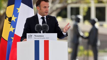 Emmanuel Macron lors d'un discours à Nouméa (Nouvelle-Calédonie), le 26 juillet 2023. (LUDOVIC MARIN / AFP)