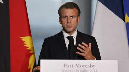Emmanuel Macron s'exprime depuis le Sri Lanka, le 28 juillet 2023. (LUDOVIC MARIN / AFP)