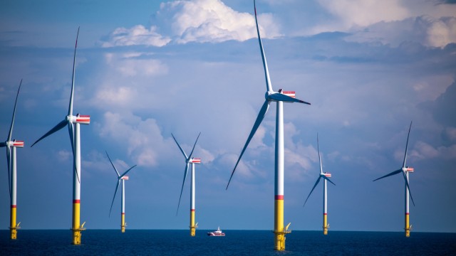 Energie: Mecklenburg-Vorpommern, Mukran: Ein Arbeitsschiff bringt Monteure zu Windrädern, die in der Ostsee zwischen den Inseln Rügen und Bornholm (Dänemark) stehen.