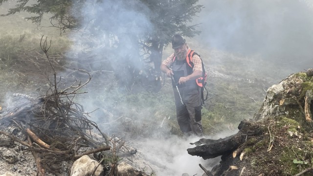 Firefighting in the mountains: A few days ago the farmers cut back mountain pines up on the Geigelstein so that their alpine pastures wouldn't slowly grow over.  After this so-called shaving, the branches are burned - immediately an opportunity to practice with the backpack sprayer.