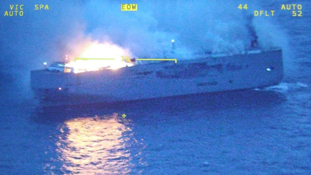 Havarie in der Nordsee: Das Feuer auf der "Fremantle Highway" zwang die Besatzung das Schiff mitten in der Nacht zu verlassen: Einige sprangen 30 Meter in die Tiefe.