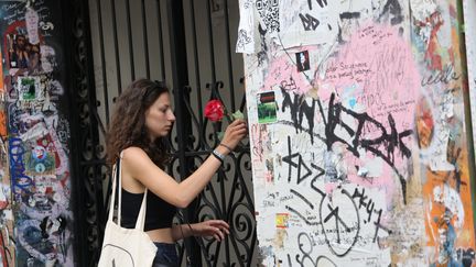 Flowers were laid in front of the house, rue de Verneuil in Paris, where Jane Birkin and Serge Gainsbourg lived, to pay tribute to the actress and singer who died on July 16, 2023. (JEAN-BAPTISTE QUENTIN / MAXPPP)