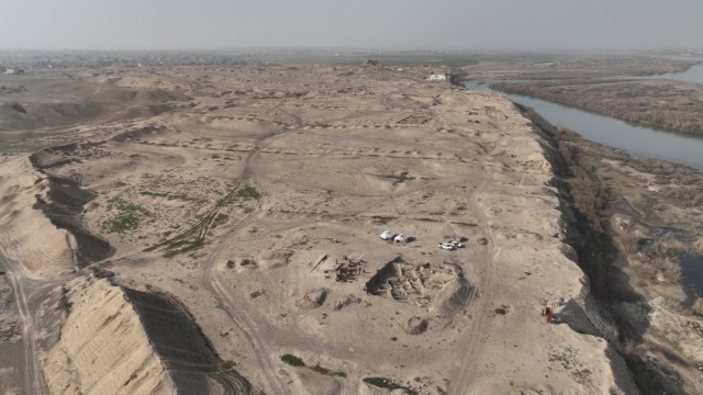 History: More than 100 years ago, German researchers began excavating the city of Assur in Iraq.  Marking lines from that time can still be seen in the middle of the picture.  Karen Radner and her team started work in March 2023 and also live on the premises.