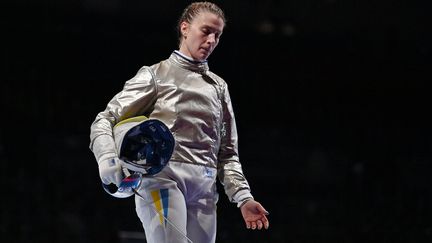 Olga Kharlan après une défaite lors des qualifications pour les JO de Tokyo, le 26 juillet 2021. (FABRICE COFFRINI / AFP)