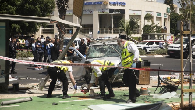 Escalation in the Middle East: The perpetrator drove a pick-up truck into a group of people waiting at a bus stop in Tel Aviv, seven people were injured.