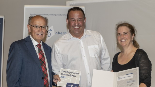 Honored by the district of Upper Bavaria: District President Josef Mederer presented Markus and Andrea Berger with one of the Upper Bavarian monument prizes for the repair of a residential building with outbuildings in Munich-Lochhausen (from left).