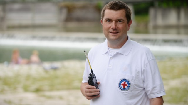 Free time in Munich: Michael Greiner from the Munich water rescue service keeps an eye on the bathers on the river.