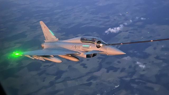 Armaments: Refueling of a Eurofighter during a patrol flight over Lithuania, recording made available by the Bundeswehr.