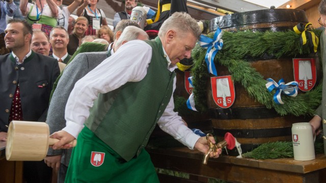 Oktoberfest 2023: There's no beer until Munich's mayor Dieter Reiter has fulfilled his duty of tapping the first barrel.