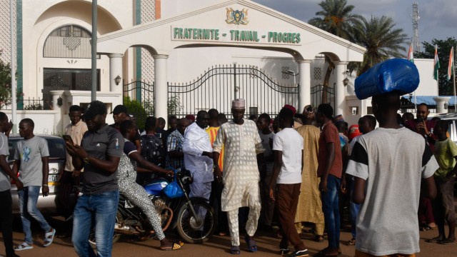 Putsch in Niger: Menschen protestierten am Mittwoch vor dem Präsidentenpalast gegen Bazoums Festsetzung.