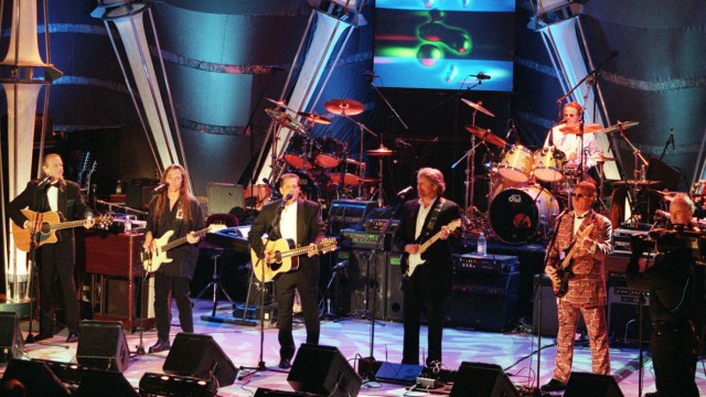 US-Rockband: Als sie in die Rock and Roll Hall of Fame aufgenommen wurde, trat die Band im Jahr 1998 nochmal gemeinsam auf. Auch Randy Meisner (ganz links) war dabei.