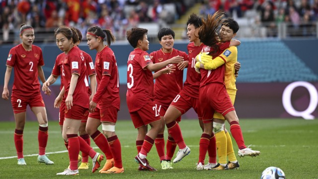Soccer World Cup: United States win against Vietnam: jubilation after the penalty saved: the Vietnamese celebrate their goalkeeper.