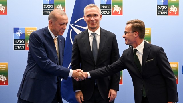 Admission to NATO: The Turkish President and the Swedish Prime Minister (right) sealed their agreement with a handshake on Monday evening in Vilnius.  NATO Secretary General Jens Stoltenberg, who mediated, looks satisfied.