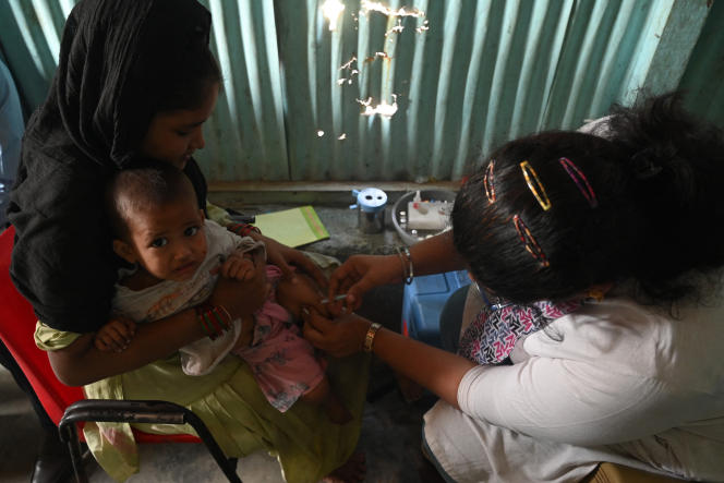 A temporary vaccination center fighting against an epidemic of measles which caused the death of ten children, in Bombay (India), on November 23, 2022.
